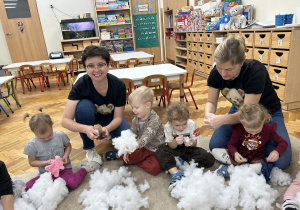 Panie pomagają dzieciom wypełnić misia.