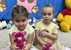 Dziewczynki pokazują swojego misia.