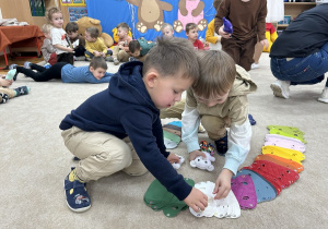 Chłopcy wybierają kamizelki.