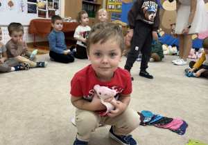 Chłopiec wybiera kamizelkę dla misia.