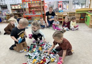 Przedszkolaki wybierają spodenki dla swojego misia.