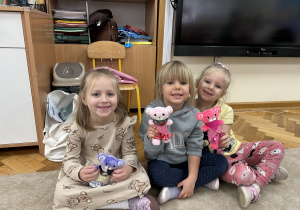 Dziewczynki pokazują gotowe misie.