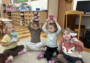 Dziewczynki pokazują swojego misia.