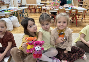 Dziewczynki pokazują swoje kolorowe misie.