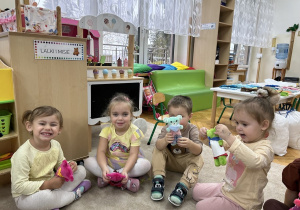 Przedszkolaki pozują do zdjęcia ze swoimi misiami.