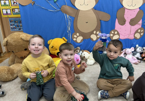 Chłopcy trzymają swoje misie.