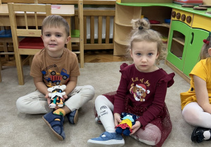 Przedszkolaki prezentują swoje misie.