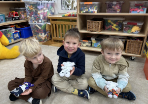 Chłopcy prezentują dzieciom imiona swoich misiów.