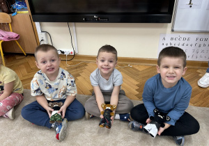 Chłopcy przedstawiają swoje misie.