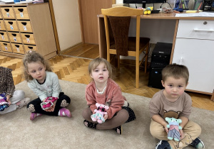 Przedszkolaki przedstawiają swoje misie.