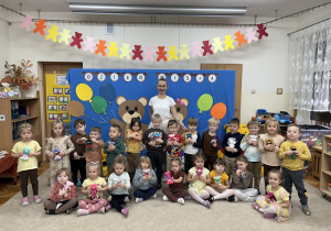 Grupa czterolatków pozuje do zdjęcia.