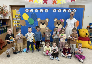 Grupa trzylatków pozuje do zdjęcia.