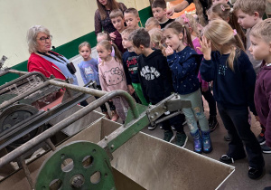 Dzieci poznają proces wysrebrzania bombek.