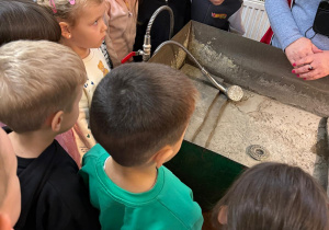 Dzieci oglądają miejscu w którym kąpie się bombki.