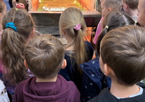 Dzieci oglądają specjalną suszarkę do bombek.