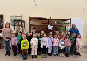 Grupa Promyczków pozuje do zdjęcia.