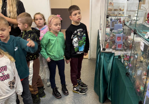 Dzieci zwiedzają sklepik z bombkami.