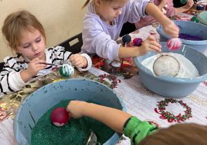 Dziewczynki ozdabiają bombki.