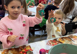 Dziewczynki prezentują swoje bombki.