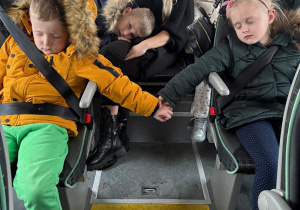 Dzieci śpią w autobusie w drodze powrotnej.