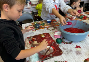 Dzieci ozdabiają bombki.