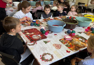 Dzieci ozdabiają bombki.
