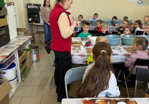 Pani tłumaczy dzieciom co będą robić na warsztatach.