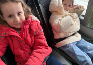 Zadowolone dziewczynki wracają autobusem z wycieczki.