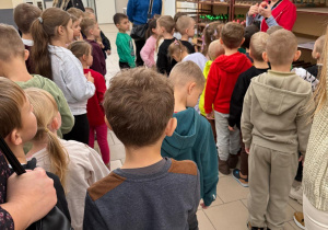 Dzieci słuchają pani przewodnik.