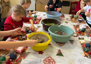 Dzieci ozdabiają bombki.