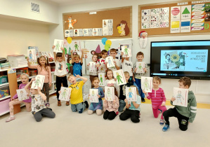 Dzieci prezentują swoje prace.