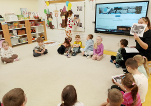 Dzieci poznają role kobiet w czasie powstania.