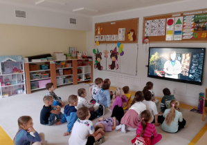 Dzieci oglądają film edukacyjny.