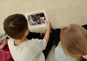 Dzieci oglądają zdjęcie.