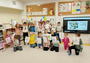 Dzieci pozują do wspólnego zdjęcia.