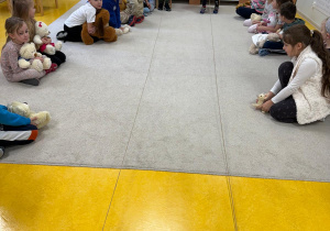 Dzieci biorą udział w wyścigach misiów.