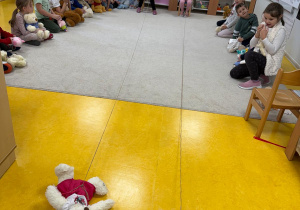 Dzieci biorą udział w wyścigach misiów.