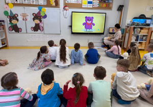 Dzieci oglądają film edukacyjny.