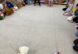 Dziewczynki biorą udział w konkurencji z misiami.