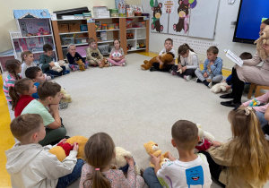 Dzieci słuchają opowiadania o misiach.