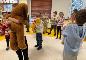 Dzieci przytulają swoje misie.