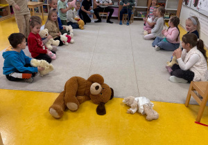 Chłopcy ścigają się z misiami.