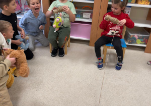 Chłopcy przyciągają na sznurku misie.