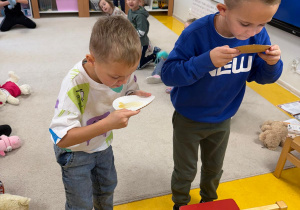 Chłopcy zjadają miód.