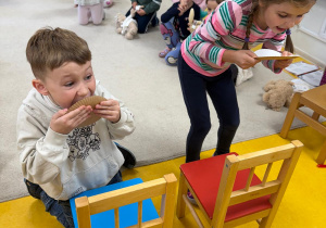 Dzieci zjadają miodek.