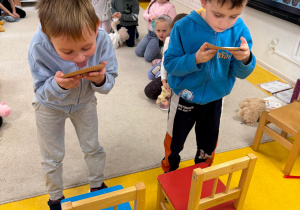 Chłopcy zjadają miód.