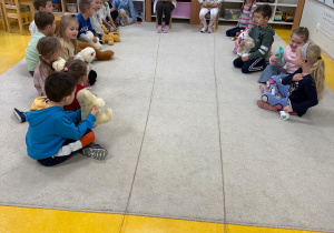 Dziewczynki biorą udział w konkurencji.