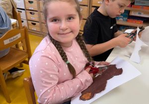 Dziewczynka wycina misia.