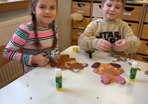 Dzieci przyklejają futerko misom.