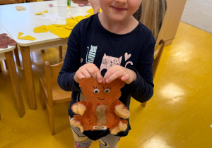 Dziewczynka prezentuje swojego misia.